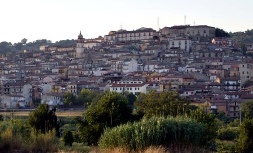 LA PICCOLA PATRIA. BREVE STORIA DI SENISE, PAESE NATALE DEL POETA